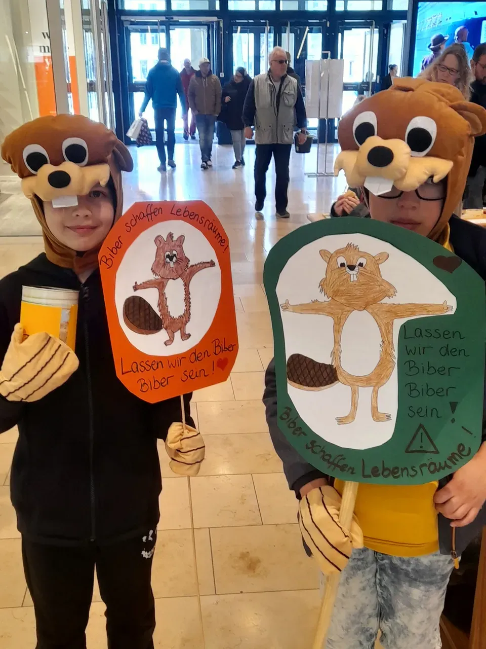 Unsere Bibermaskottchen beim Spendensammeln